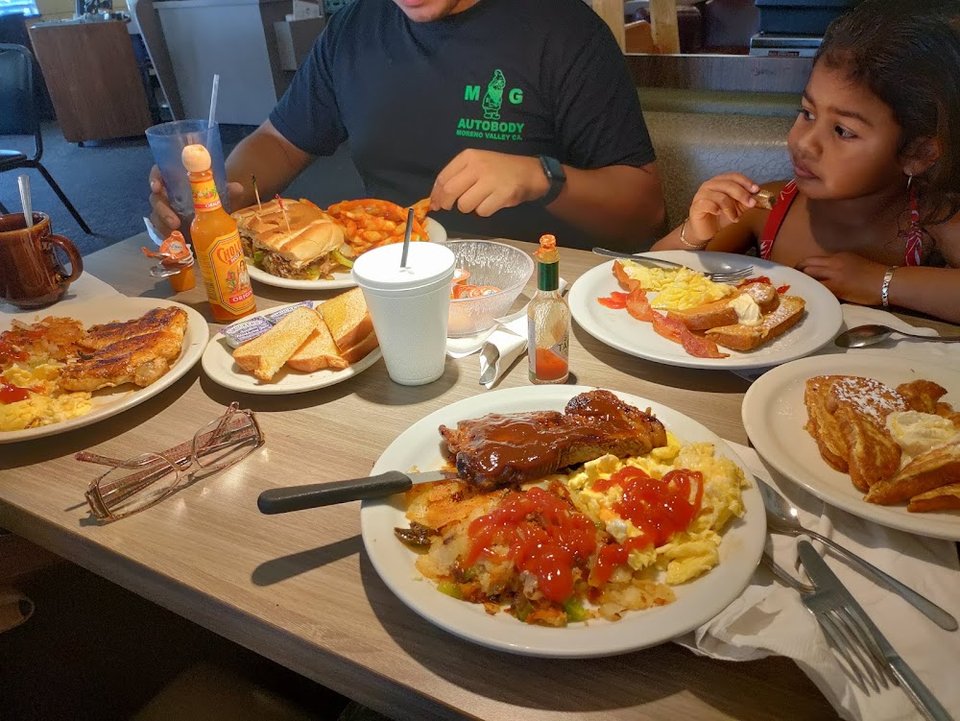Breakfast and dinner choices on a simple menu.